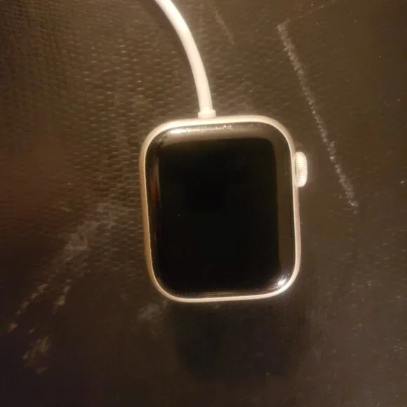 Apple Watch Series 7 – 41mm GPS + Cellular (Starlight Aluminum)